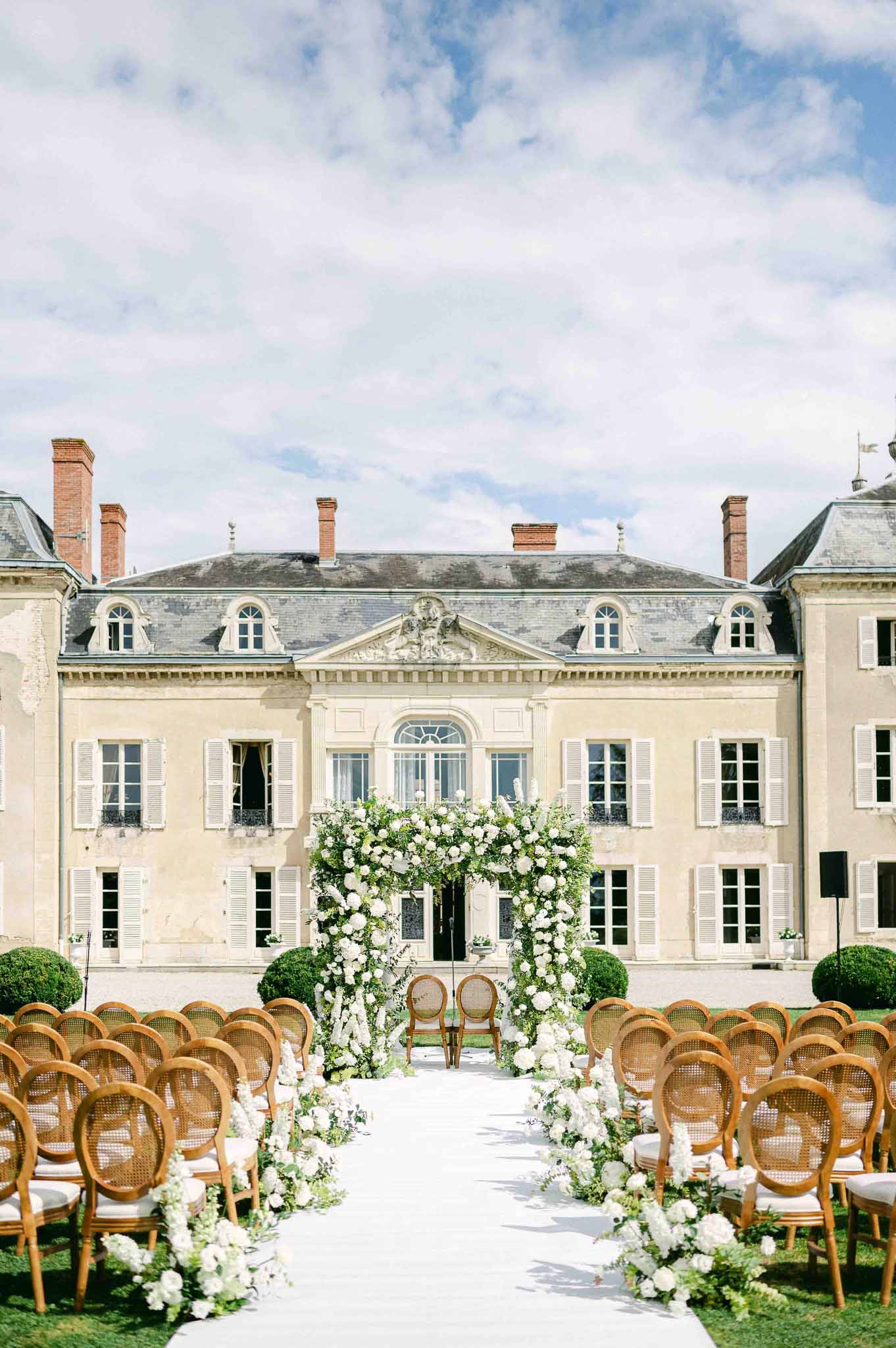 Chateau de Varennes DoruleteEvents ceremony area wood circular chairs