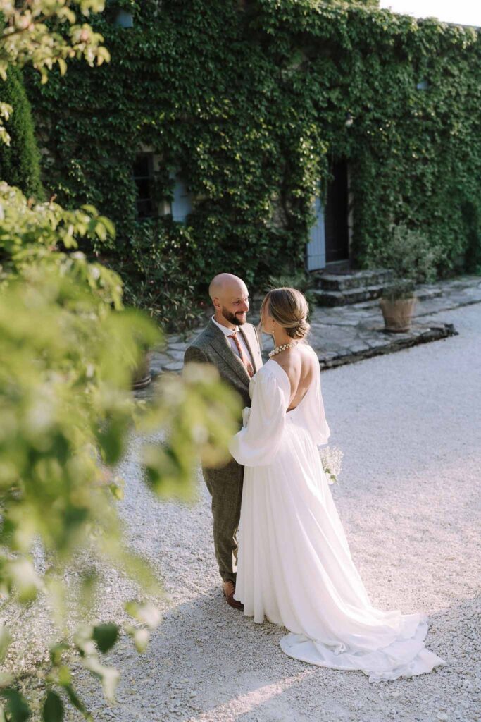 Clos d Hullias Ozaria bride groom looking each other sunset green wall background