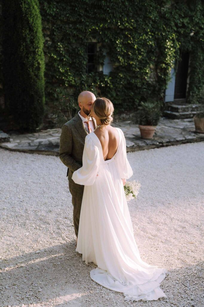 Clos d Hullias Ozaria groom bride kissing sunset backshot