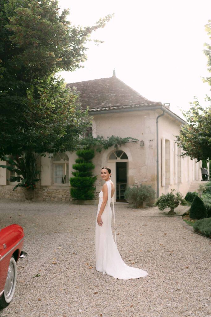 bride in front of chateau soulac