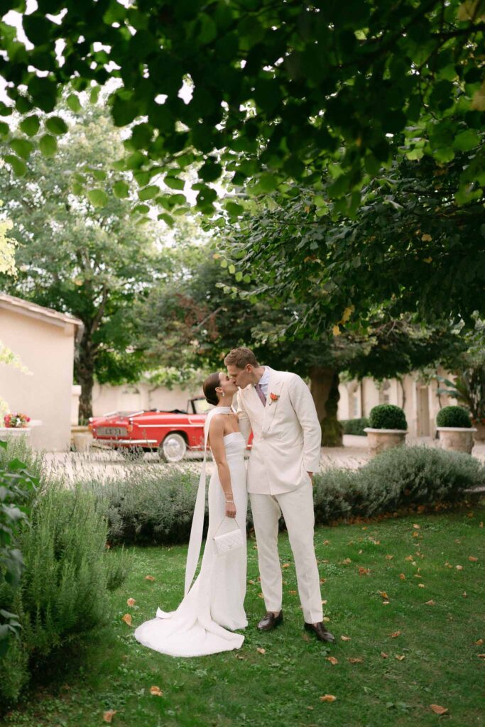 bride and groom kissing in chateau soulac garden