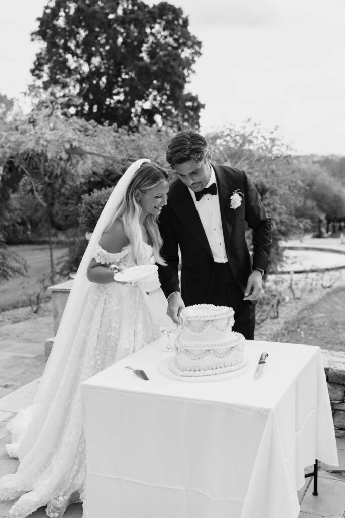 lesCrostes Ingrid bride groom cutting two tier heart shape cake black white photo