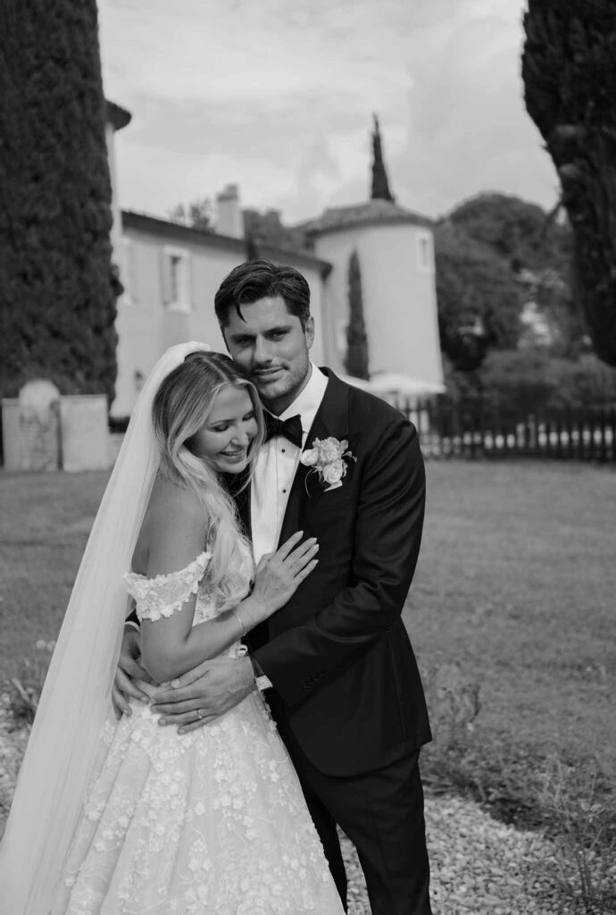 lesCrostes Ingrid bride groom hugging black white photo