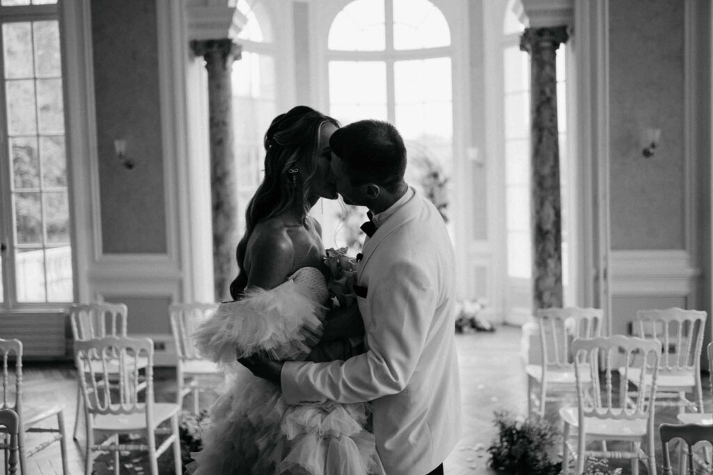 Prunay Theatre of Real Life n.reznik bride groom kissing ceremony black white photo