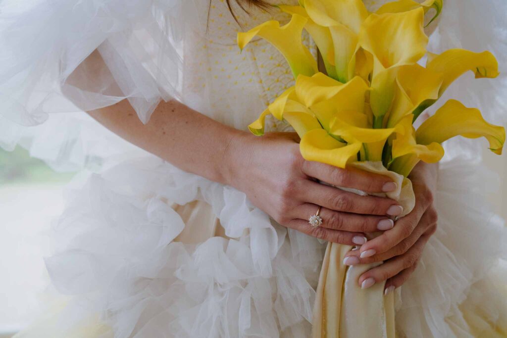 Prunay Theatre of Real Life n.reznik bride holding yellow flower bouquet detail shot